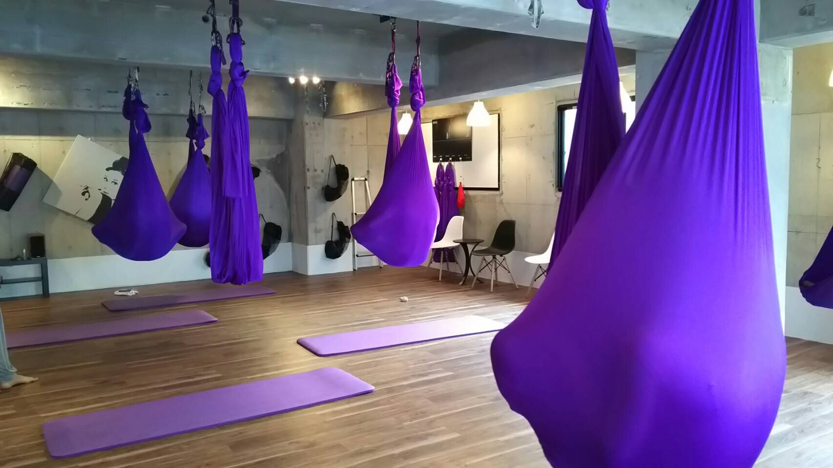 Aerial Yoga & Social Dance Studio FEEL (エアリアルアンドソーシャルダンススタジオフィール)のレッスン風景2