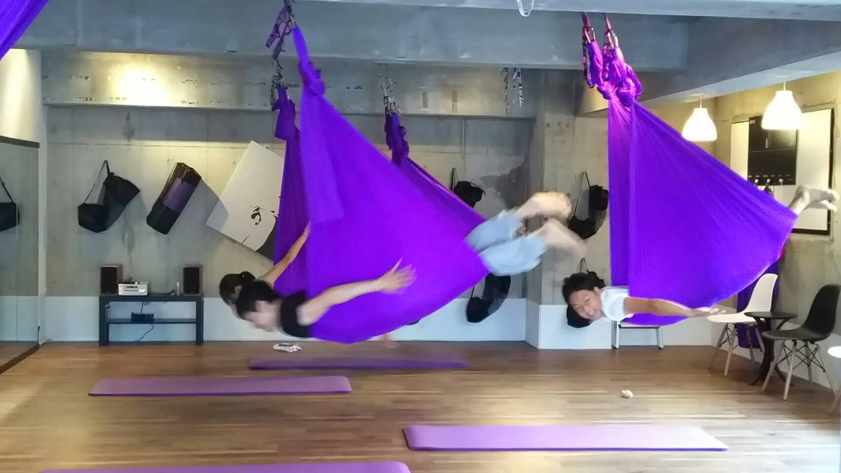 Aerial Yoga & Social Dance Studio FEEL (エアリアルアンドソーシャルダンススタジオフィール)のレッスン風景1