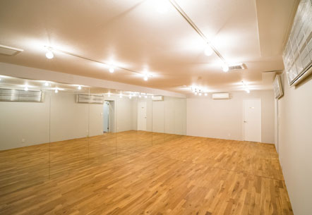 Hot Yoga Studio COCONOBA 箕谷店 (ホット ヨガ スタジオ ココノバ)のスタジオ風景