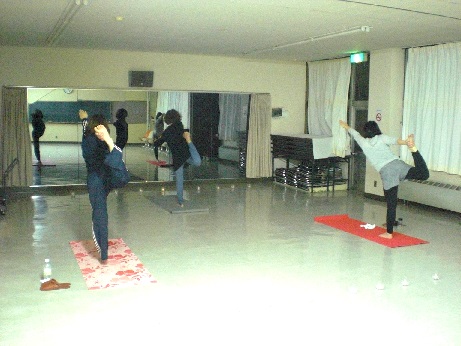 ヨガクラブ (小樽市勤労青少年ホームクラブ活動)のレッスン風景2