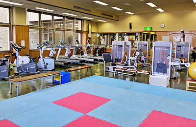 東海市民体育館のトレーニング室風景