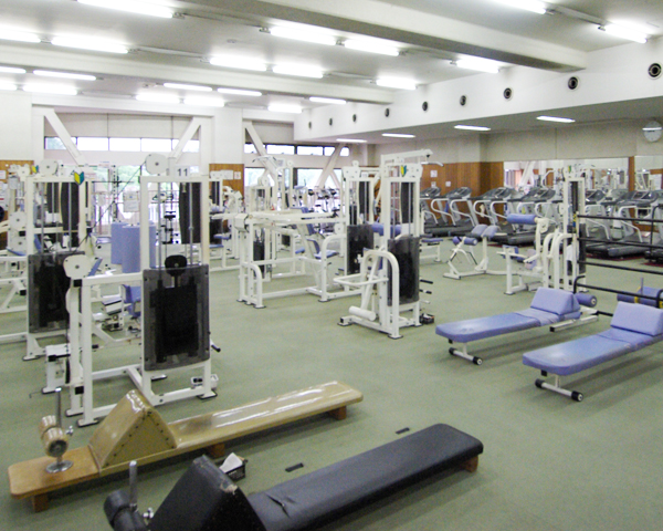戸田市スポーツセンター トレーニングルームのジム風景