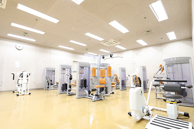 大田区民プラザ体育室 トレーニングルームの館内風景